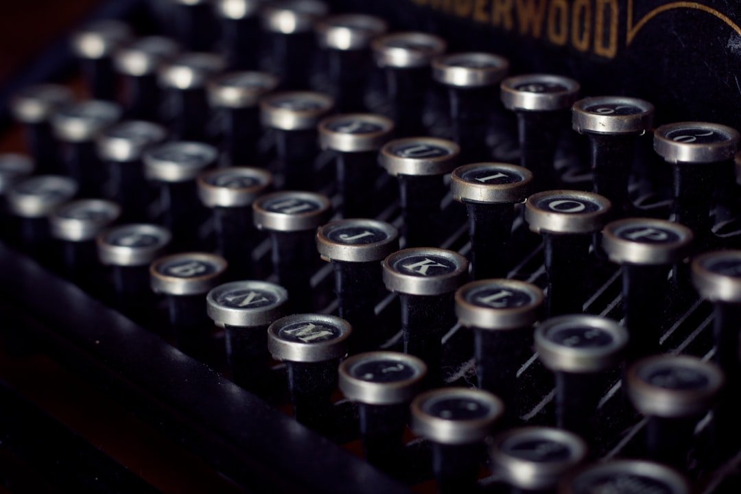 black and gray Underwood typewriter closeup photography